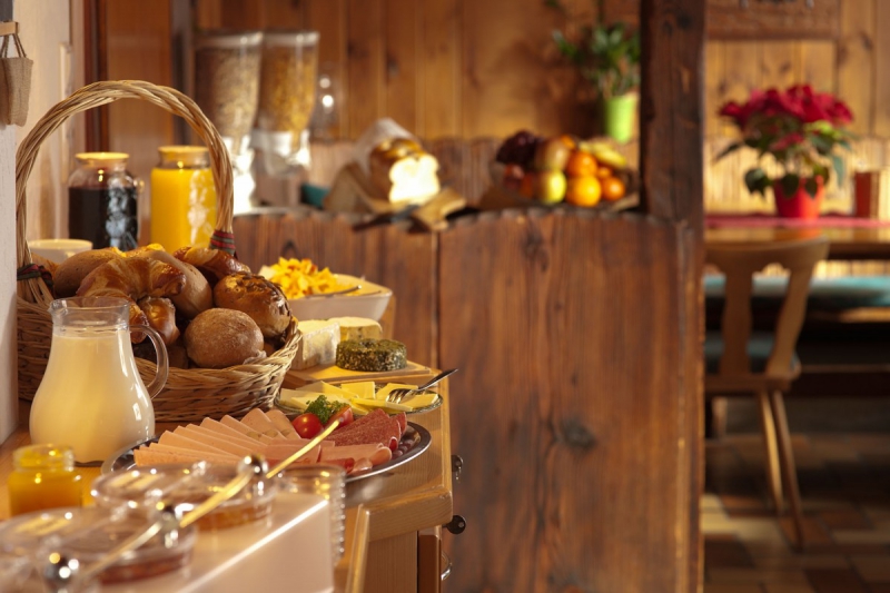 boulangerie-CHATEAUVERT-min_breakfast_buffet_food_restaurant_meal_hotel_plate_fresh-718745